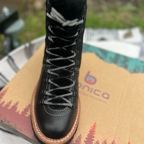 Bionica Darlene Boots NWT - Picture 3 of 4